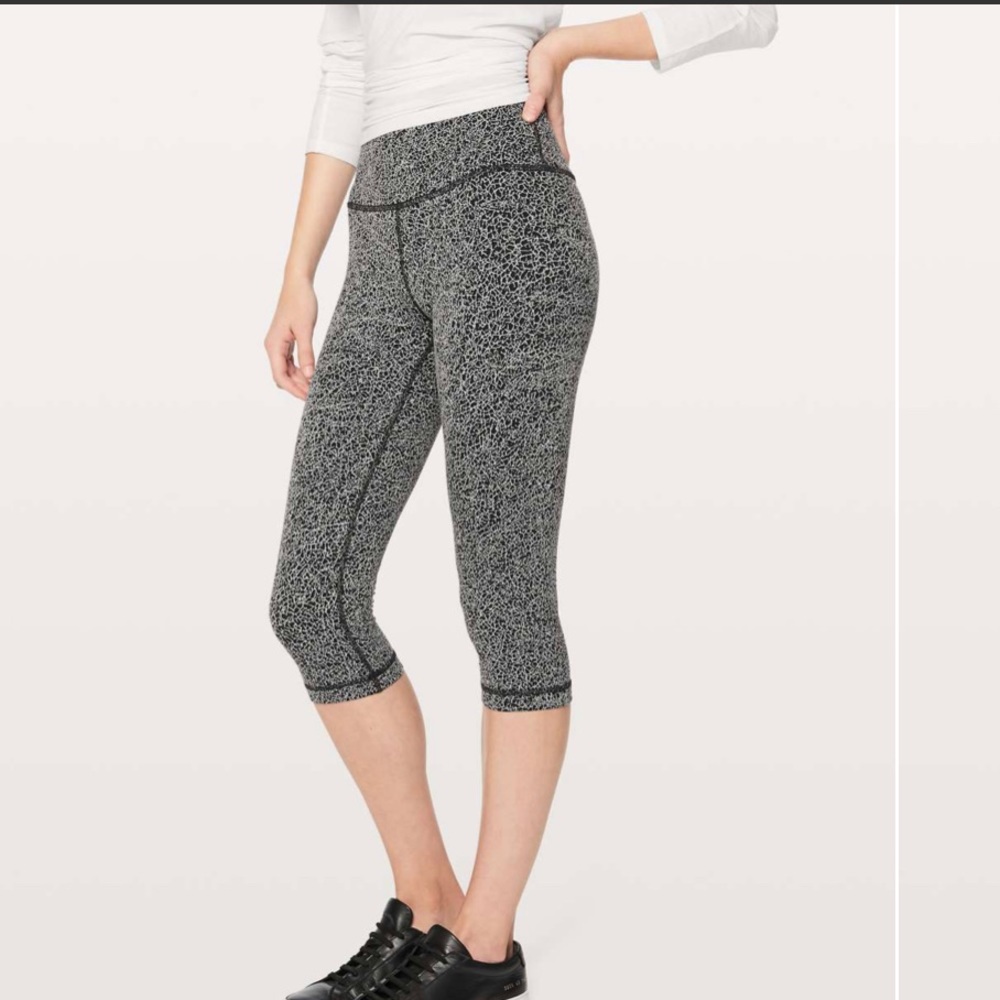 Lululemon Wunder Under Hi-Rise Size 4 with a  17" Inseam Crackle Jaquard